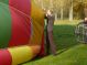 Samen met de passagiers wordt de luchtballon geprepareerd in park Oudegein te Nieuwegein voor ballonvaart over IJsselstein